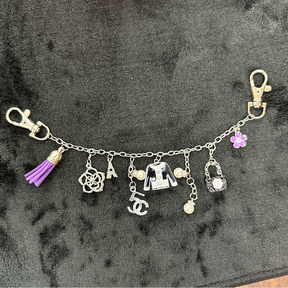 CHANEL matelasse black leather glasses case crossbody with box and charm - Picture 11 of 13